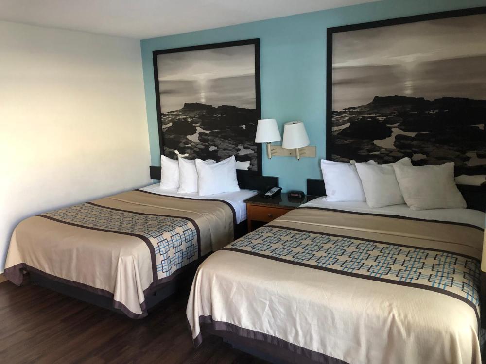 Queen Room with Two Queen Beds - Non-Smoking interior